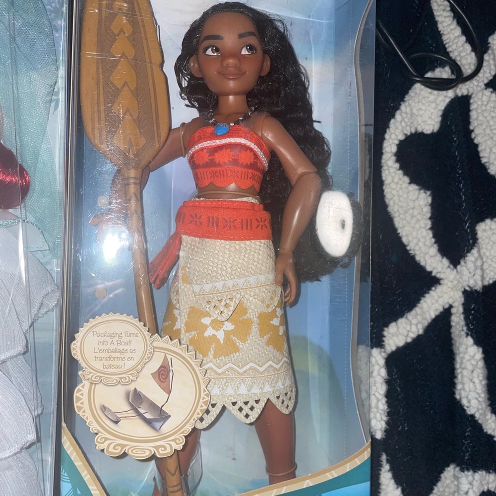 Disney store Original Moana doll
